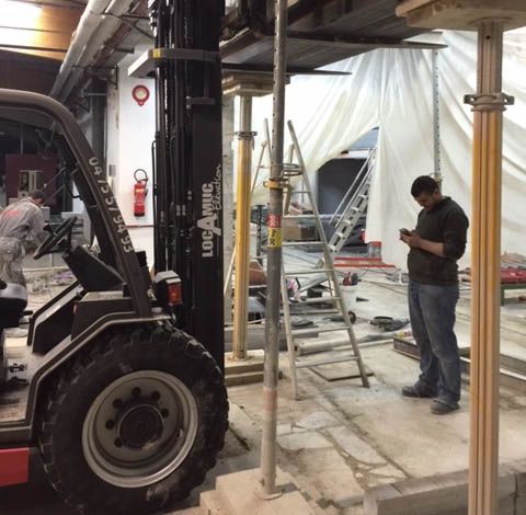 Personne devant un monte-palettes