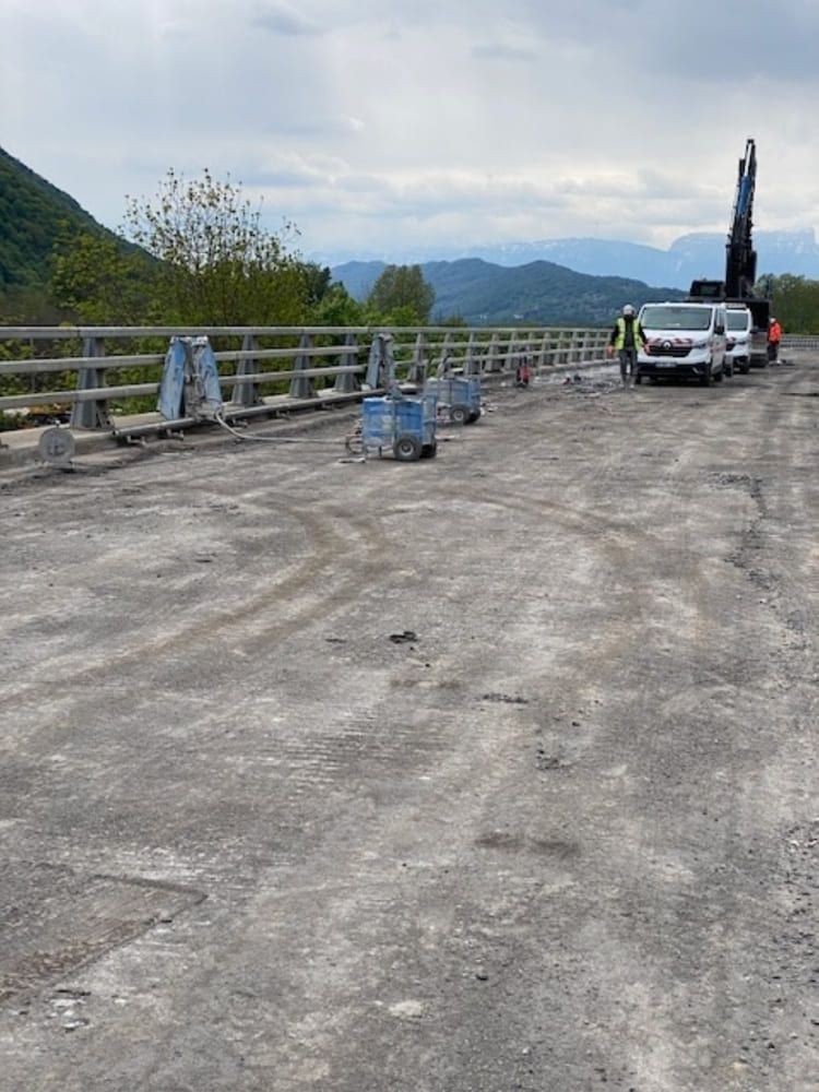 Sciage de bordure en béton sur un viaduc