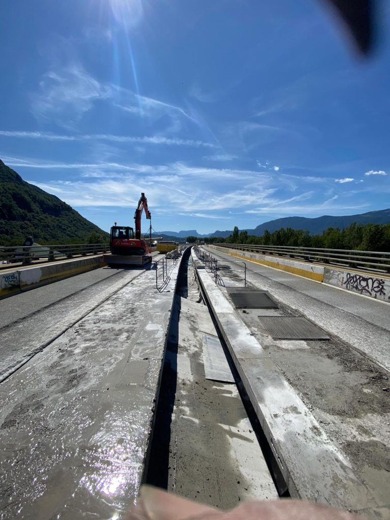 Tractopelle travaillant sur un pont en béton