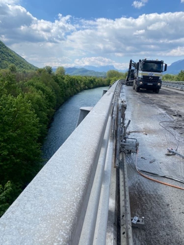 Utilisation d'un camion pour le sciage de béton sur le viaduc de Aiton