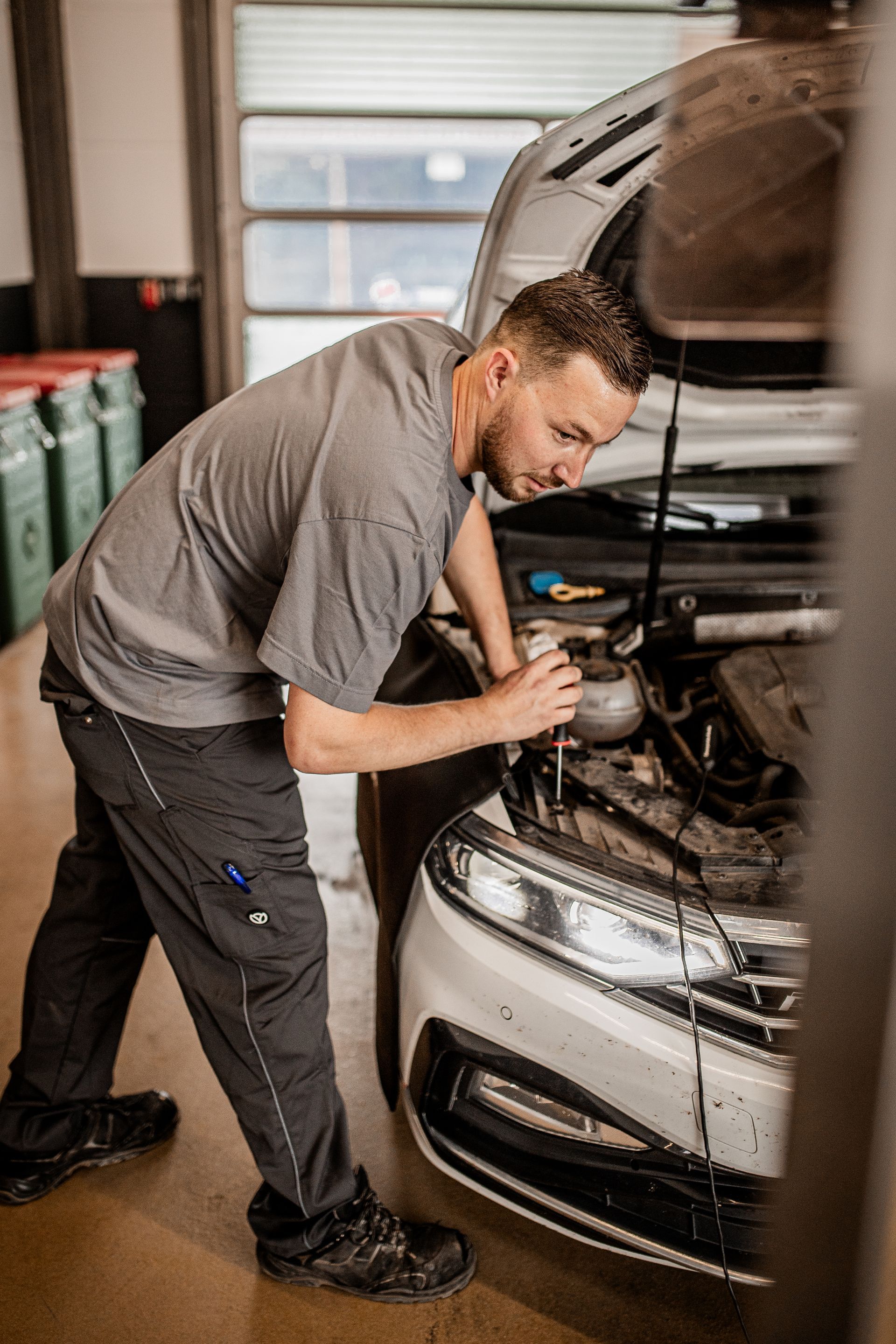 Ein SUV fährt auf einen Abschlepper