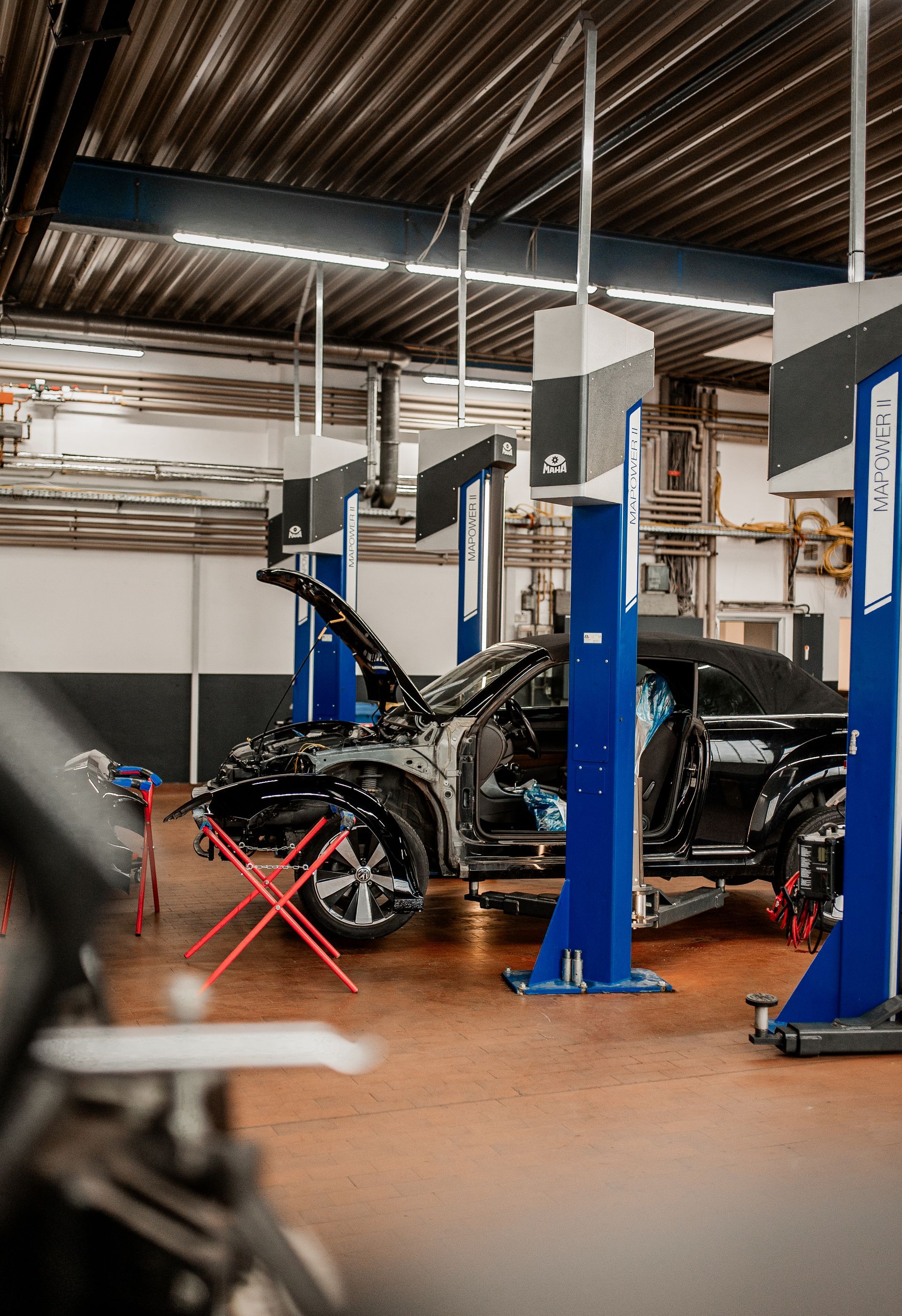 Nahaufnahme eines Autos von vorne