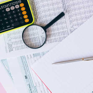 Una lupa está encima de una calculadora.