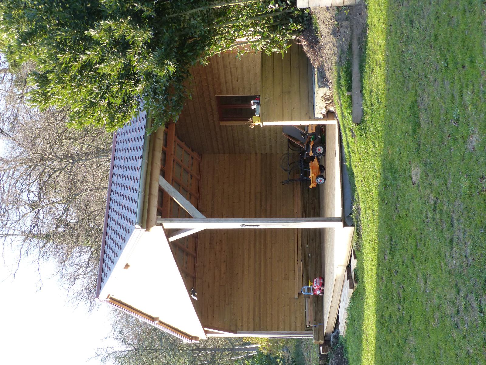 Pose de bardage sur un abris extérieur