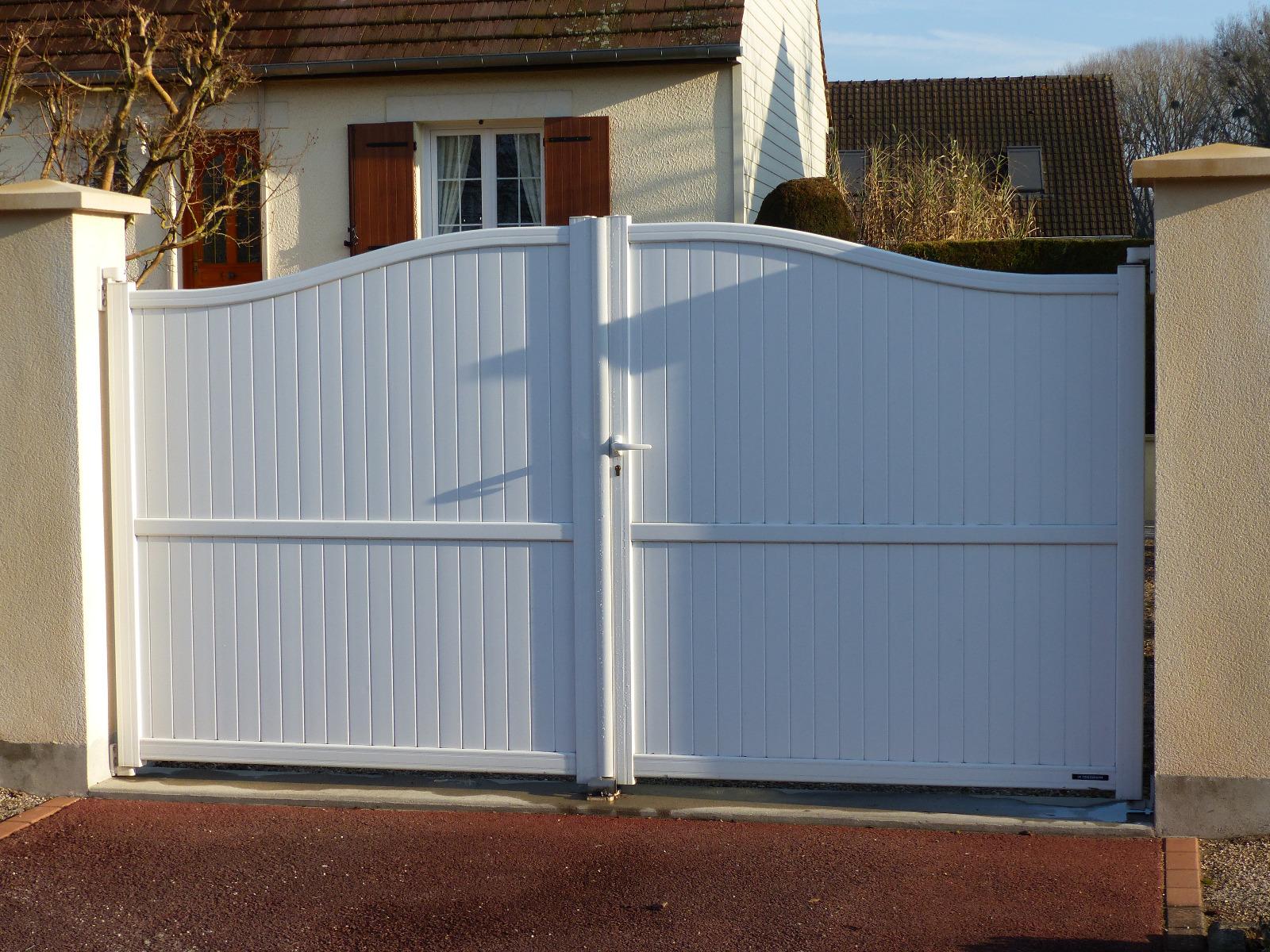 Portail blanc battant avec des motifs