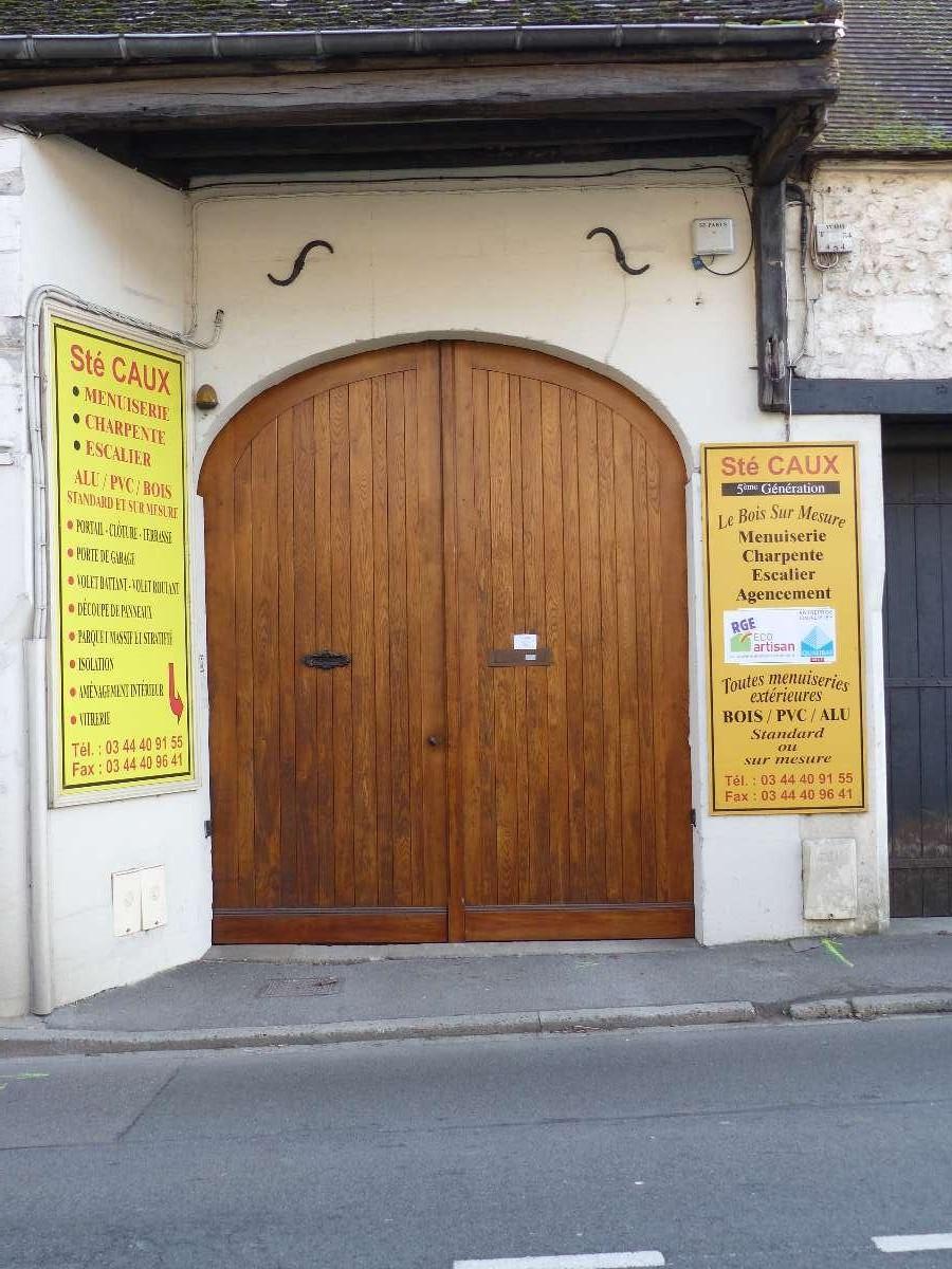 Porte d'entrée de la société Caux