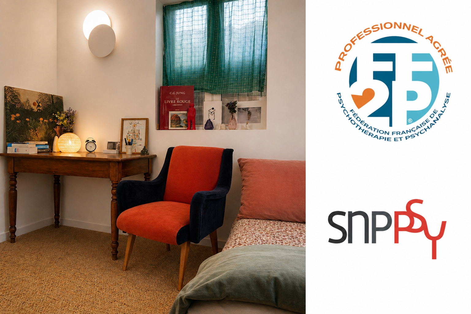 Salle d'attente confortable avec bureau, chaise orange, lit et logos muraux, ainsi qu'une fenêtre avec des rideaux verts.