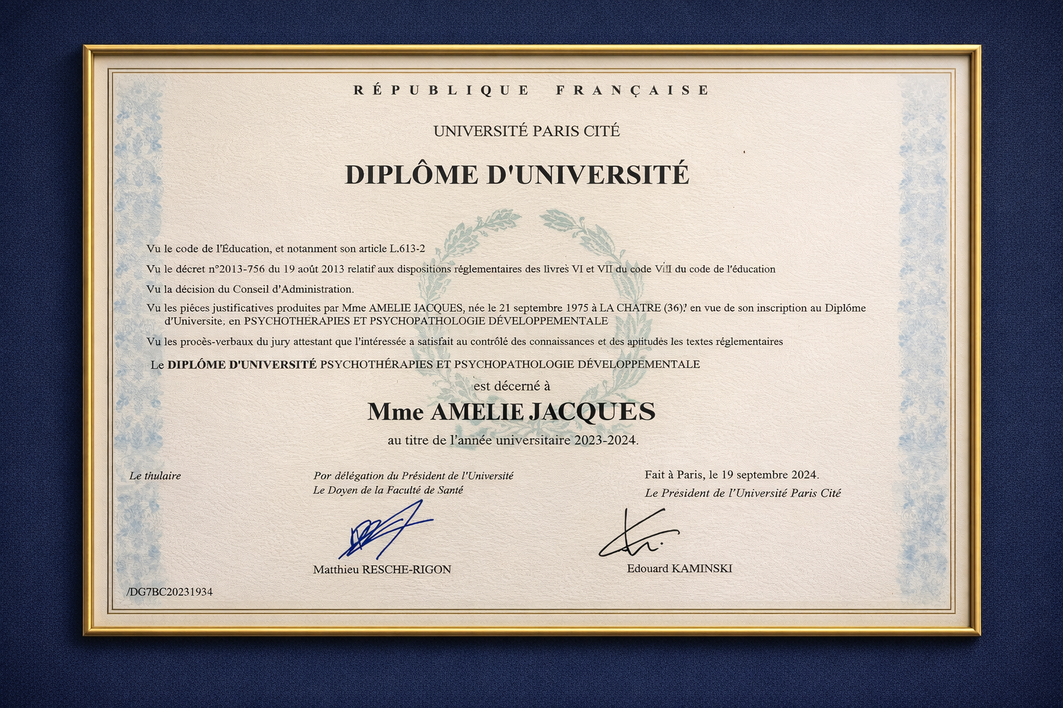 Diplôme universitaire français sous cadre doré à bordure bleue et signatures