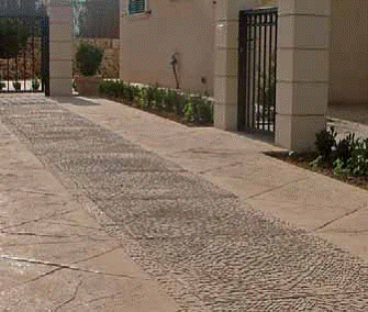 Un camino de piedra que conduce a una casa con una puerta.