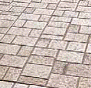 Un primer plano de un piso de ladrillo con un patrón diagonal.