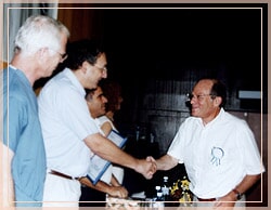 ד"ר נוימן מקבל עובד מצטיין לשנת 2000 כרופא סגן מחלקה בכיר בשיבא ד"ר נוימן מקבל עובד מצטיין לשנת 2000 כרופא סגן מחלקה בכיר בשיבא