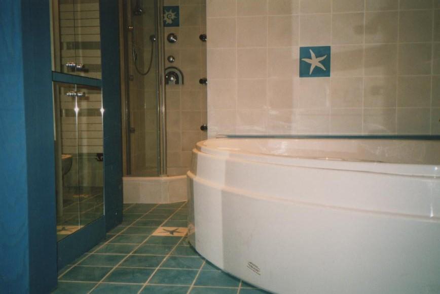 Salle d'eau avec douche et bain cascade