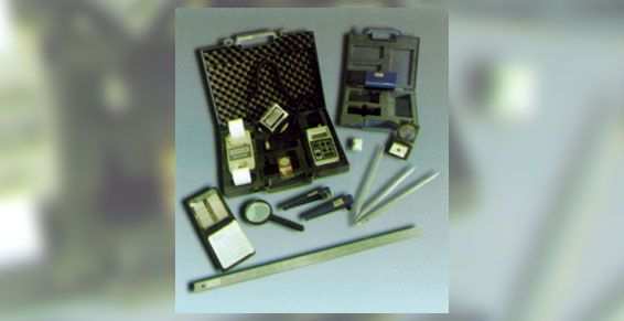 Kit électronique dispersé avec des cartes de circuits imprimés, des fils, des outils et de petits composants sur un fond clair