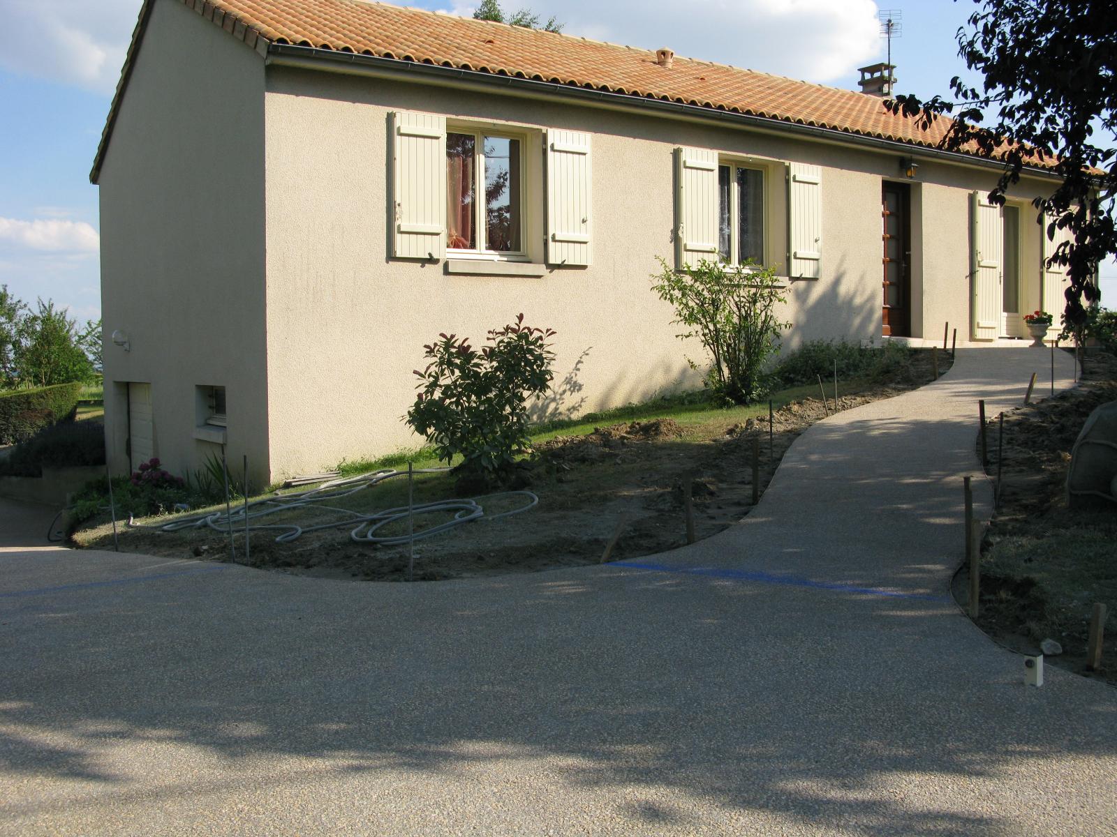 COUR-BETON-DESACTIVE--POITOU-CHARENTE-VIENNE-MIREBEAU-86