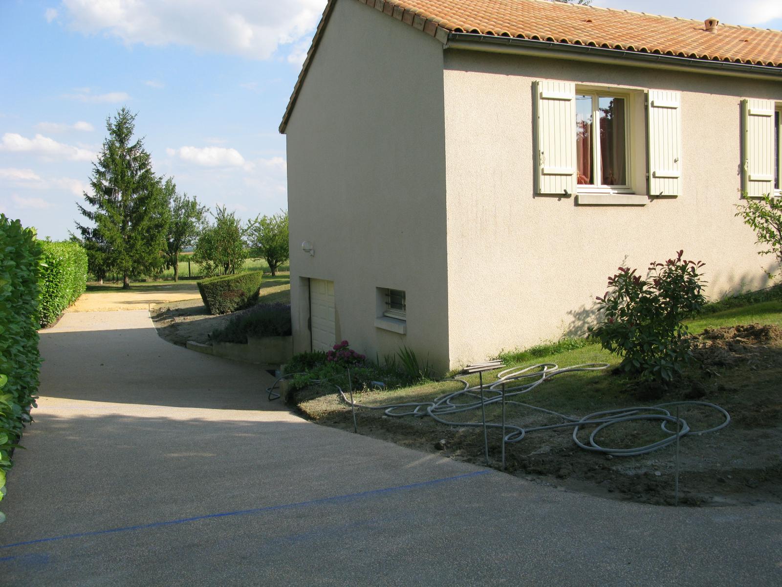 COUR -BETON-DESACTIVE-POITOU-CHARENTE-VIENNE-MIREBEAU-86