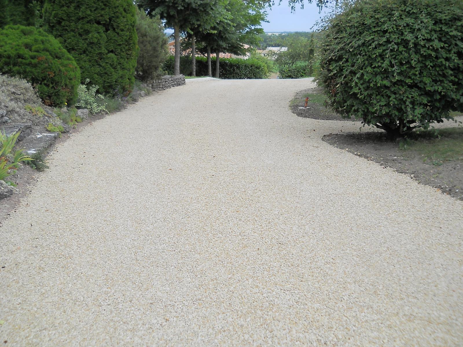 COUR-BETON-DESACTIVE-POITOU-CHARENTE-VIENNE-MIREBEAU-86