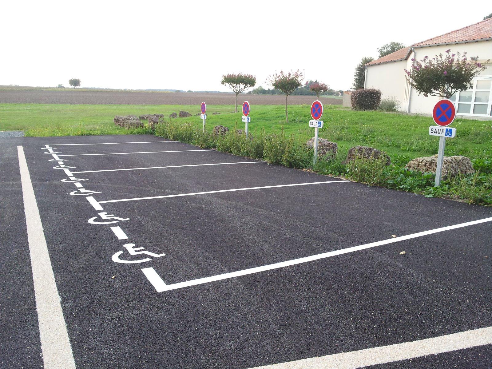 CREATION-PARKING-PLACES-HANDICAPES-POITOU-CHARENTE-VIENNE-MIREBEAU-86
