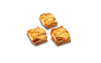 Três quadrados de torta de maçã em um fundo branco.