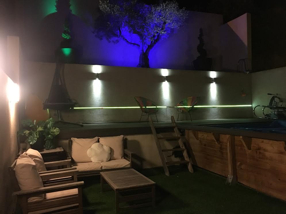 Pose d'éclairage de jardin