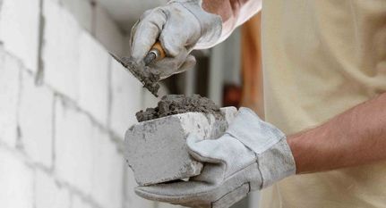 Moisés Murillo e Hijos S.L. hombre trabajando con ladrillo