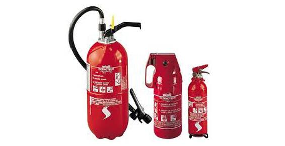 Photo de trois types d'extincteurs disponibles