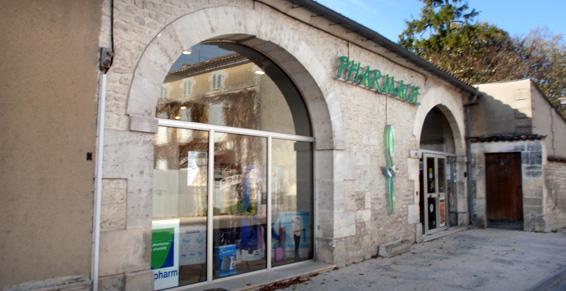 Devanture de la pharmacie Laurent à Gensac-la-Pallue