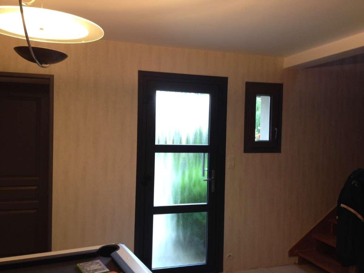 Porte d'entrée avec du papier peint au mur