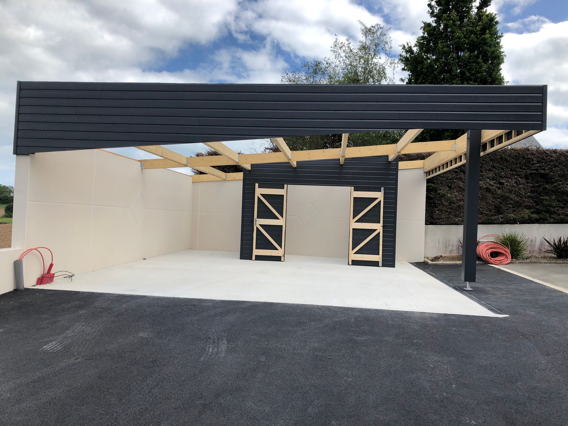 Pergola en bois et en lames d'acier