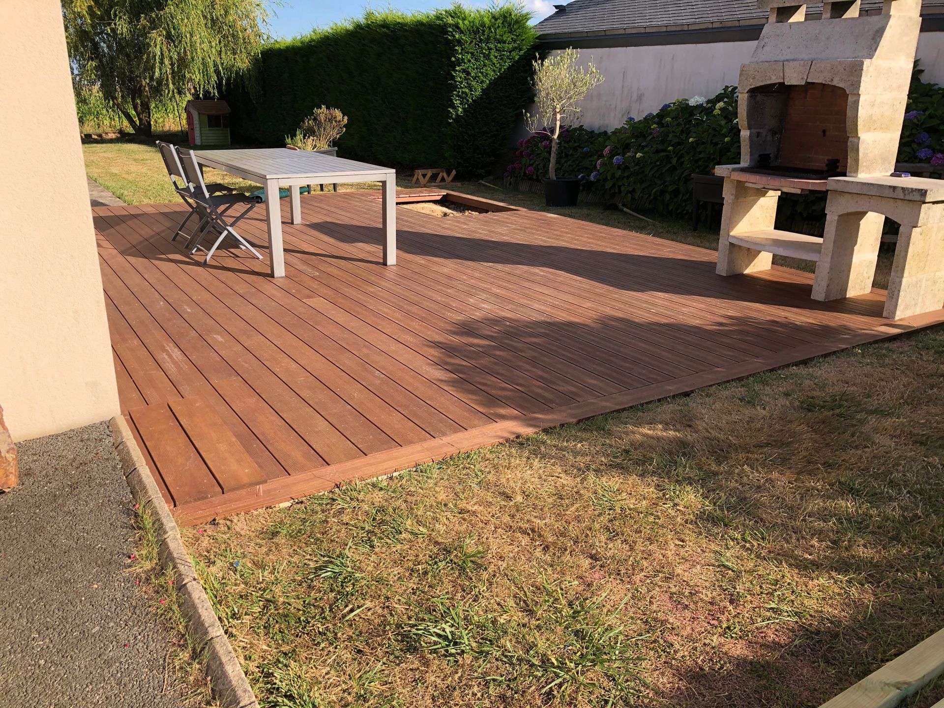 Terrasse en bois avec aménagement extérieur