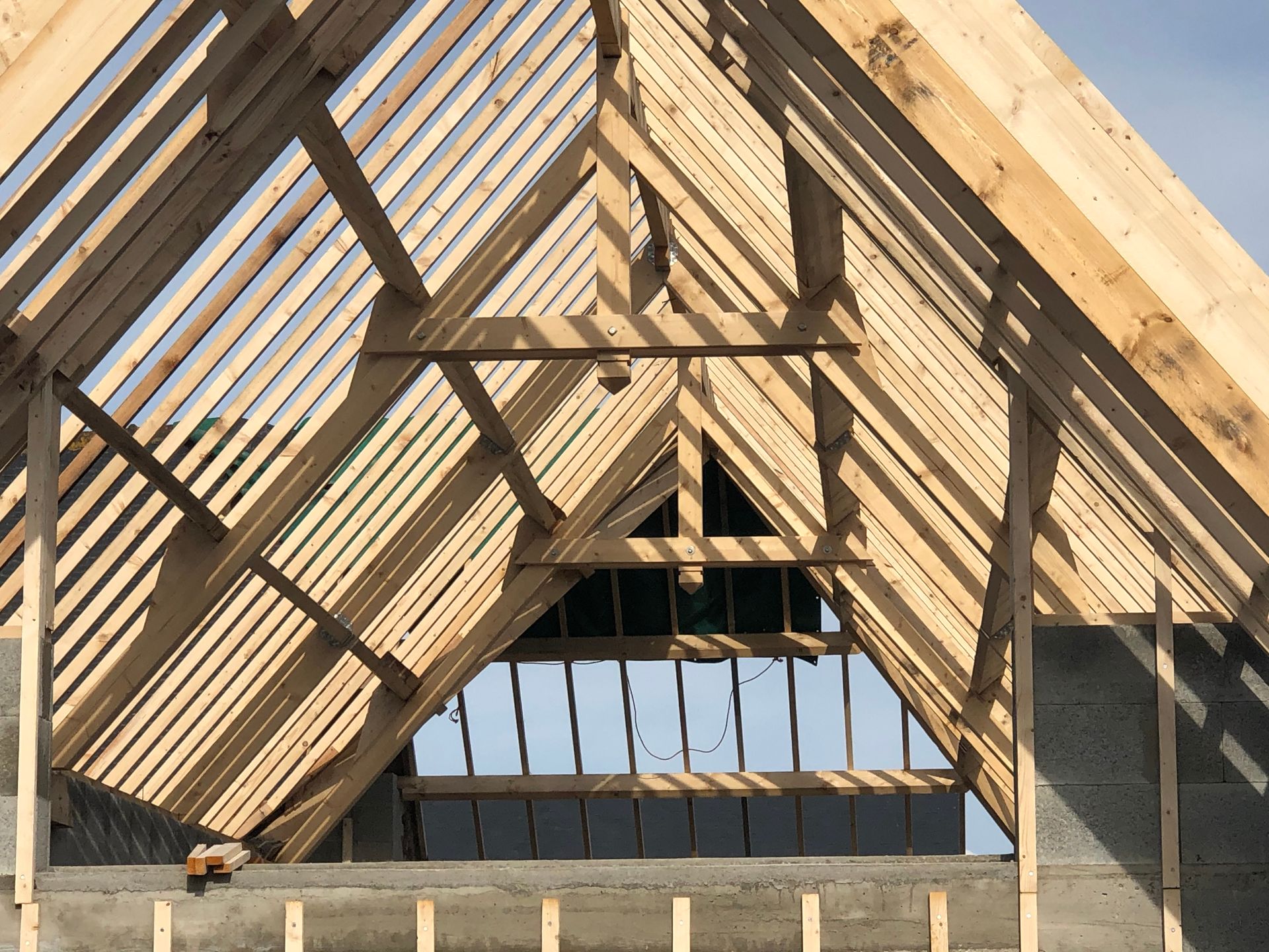 Vue en long d'une charpente en bois