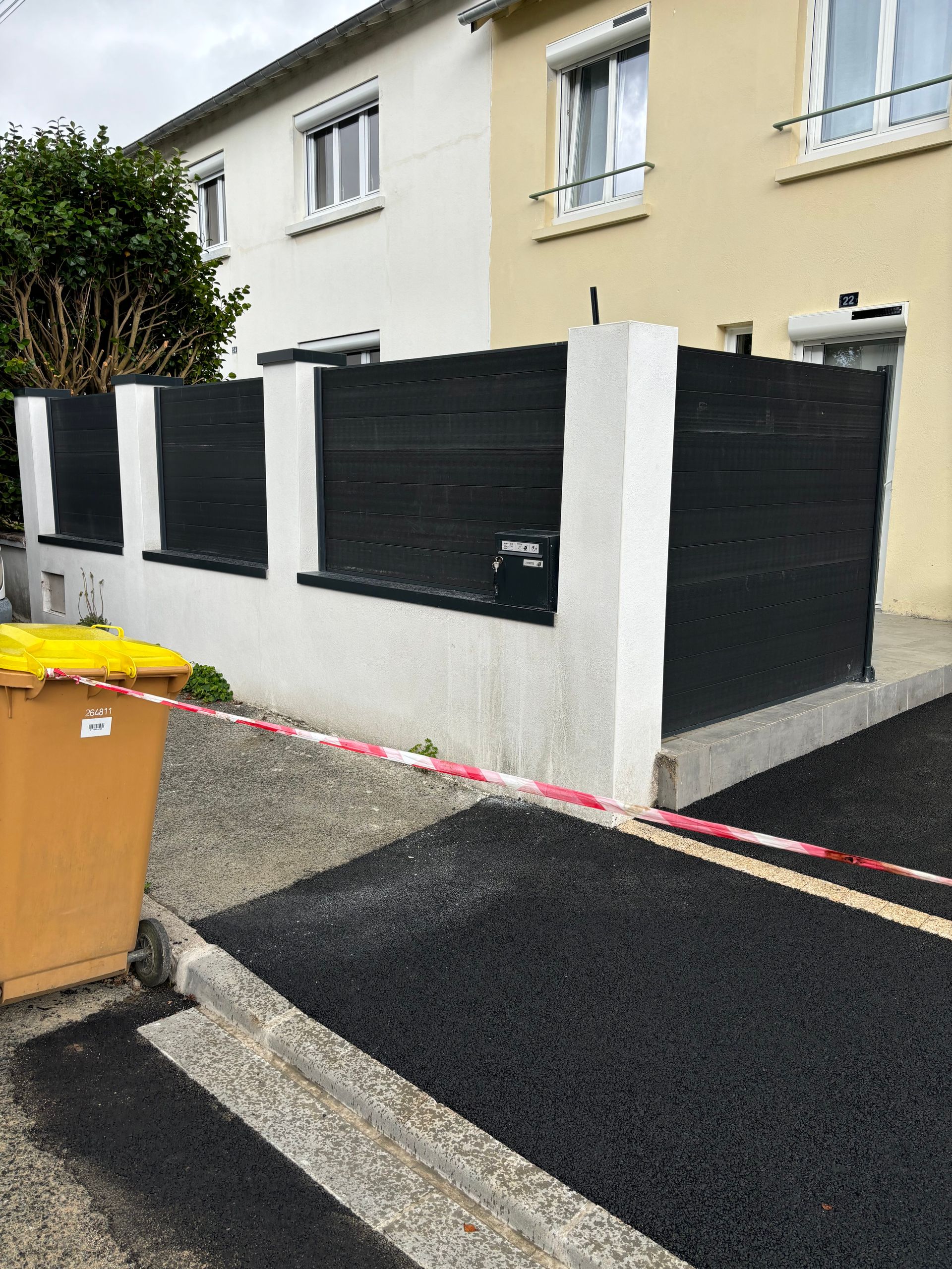 Devanture d'une maison avec cloison et portail