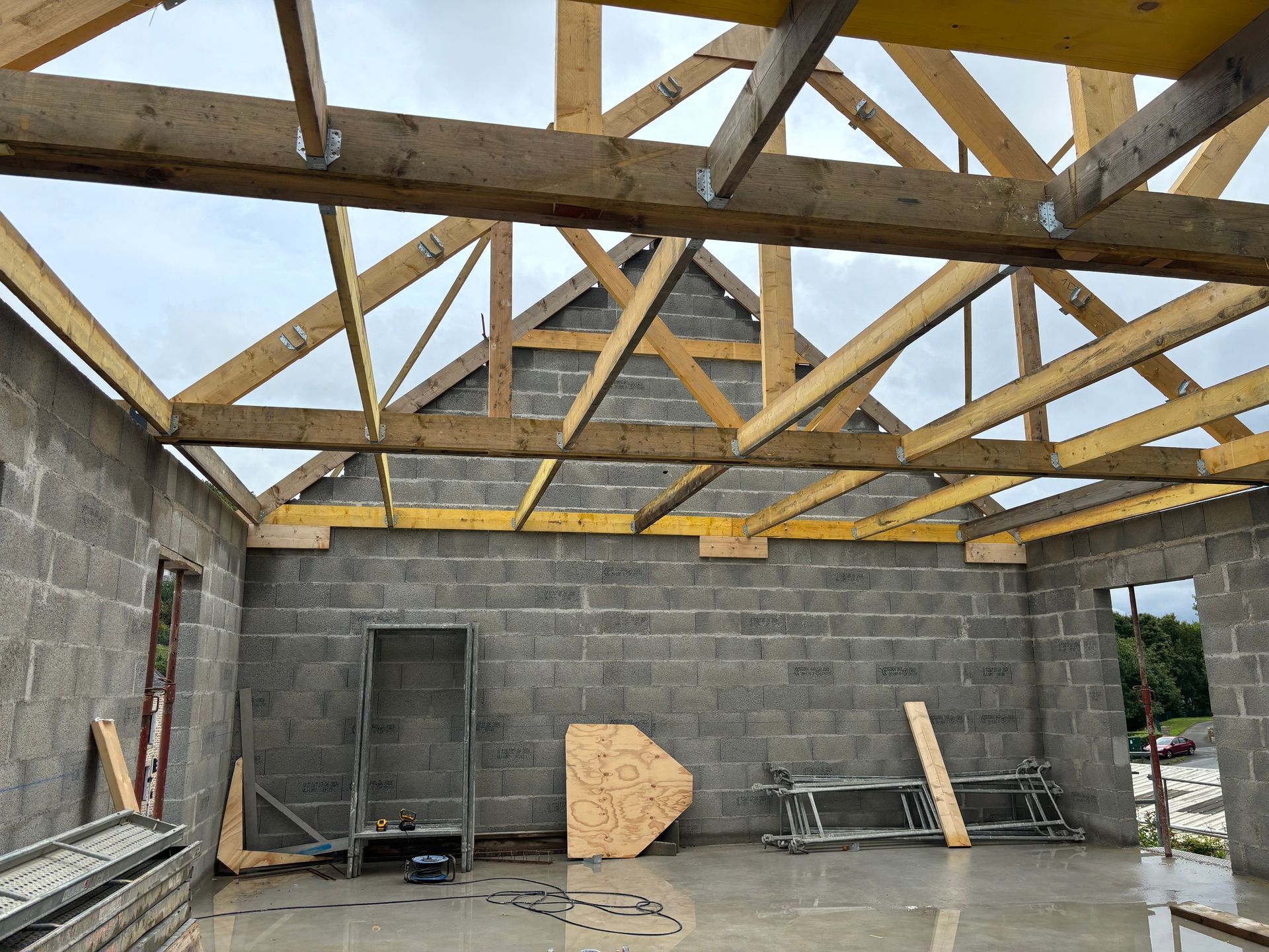 Ajout de charpente sur des murs en bétons