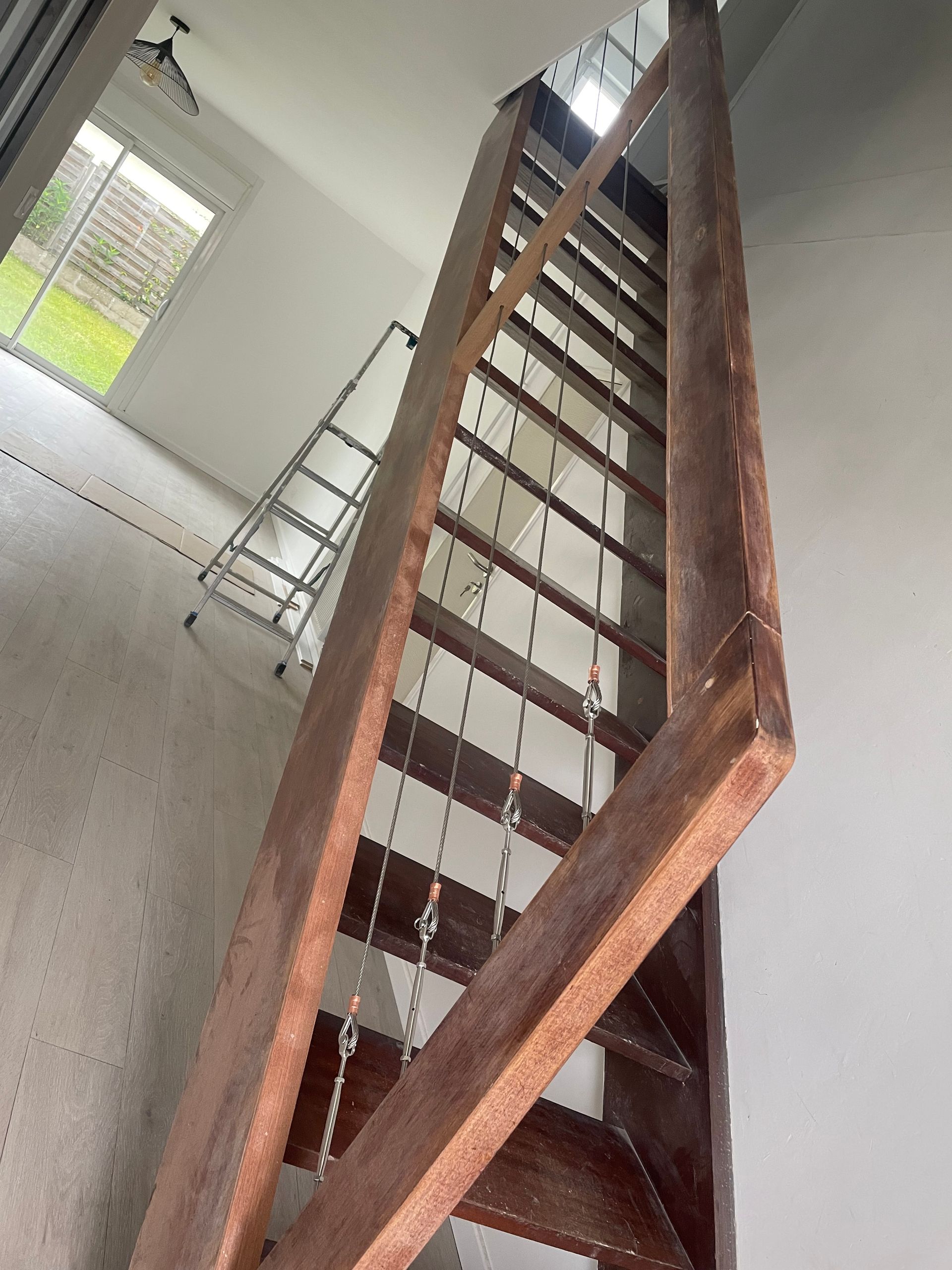 Escalier en bois avec rambarde et garde-corps