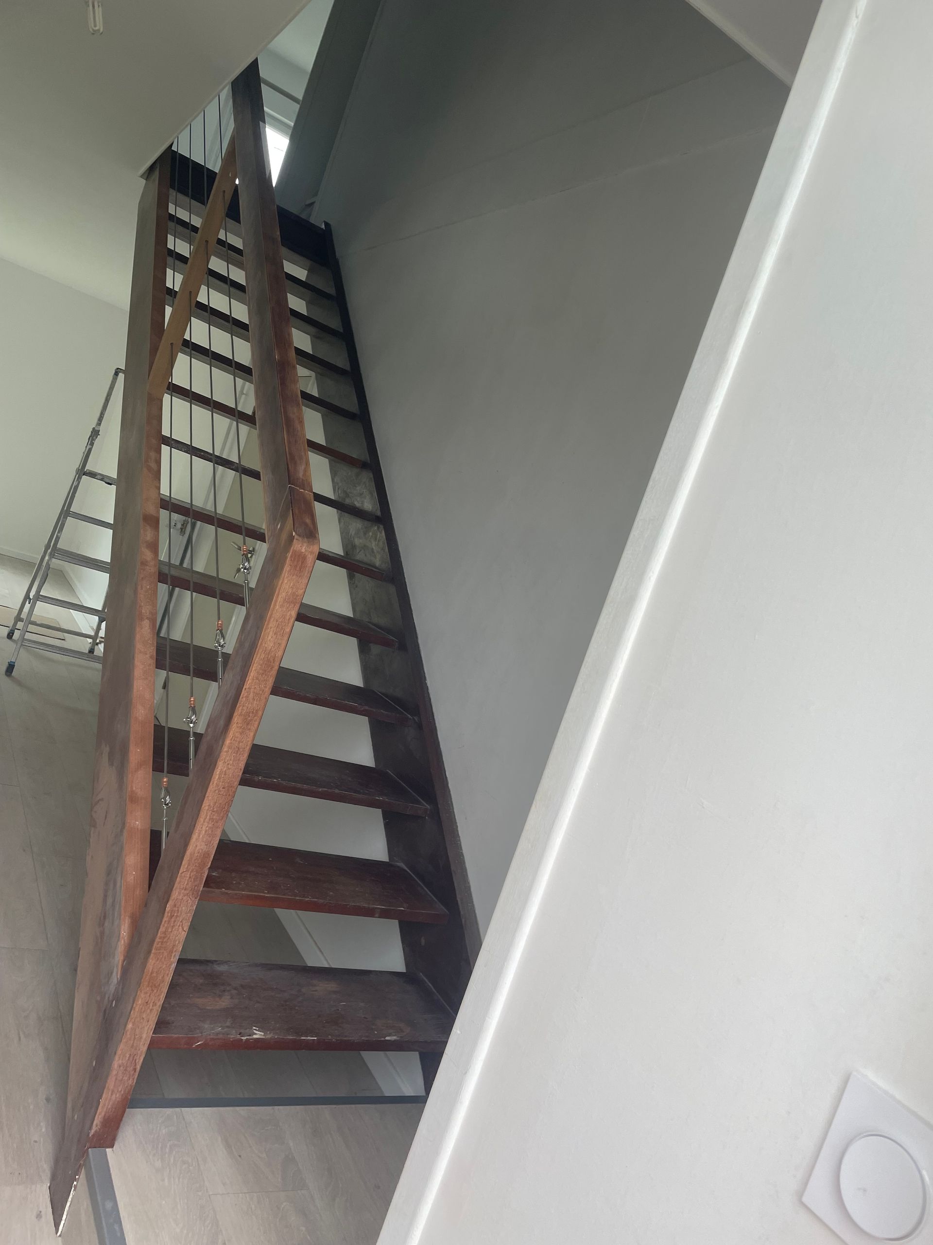 Escalier en bois marron