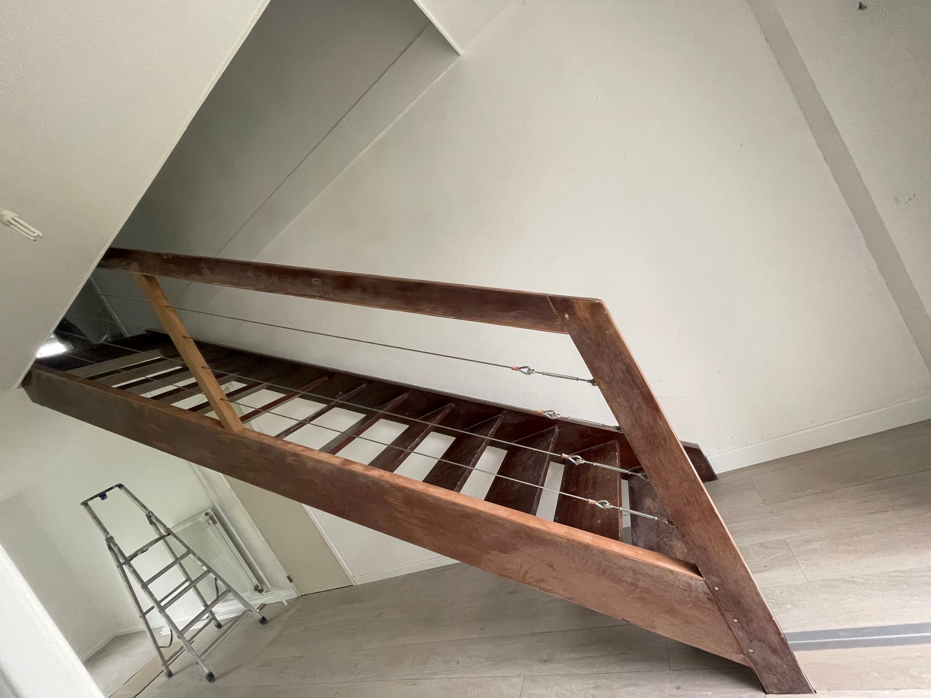 Escalier en bois avec rambarde