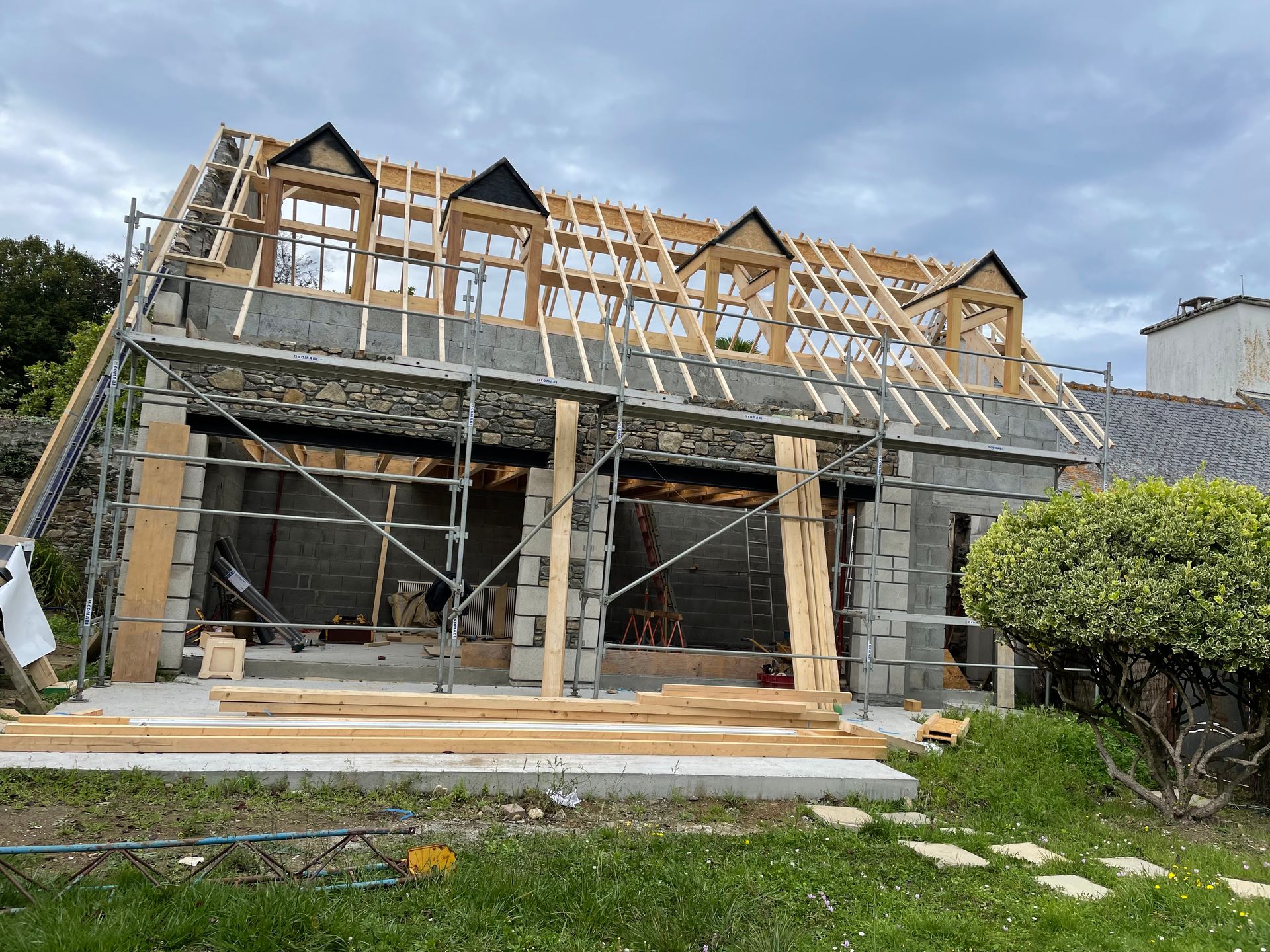 Travaux de charpenterie avec étage et cadres de fenêtres