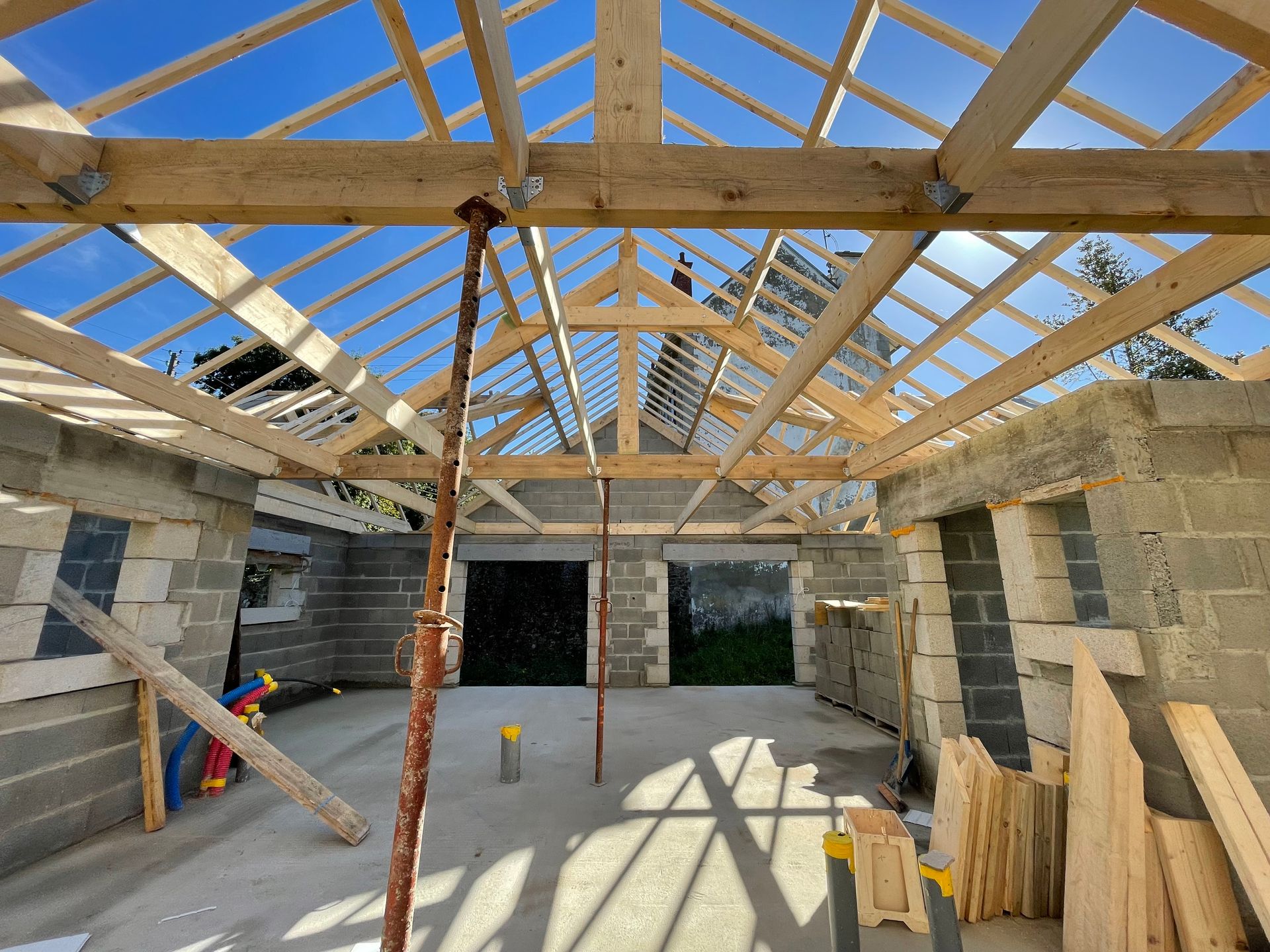 Chantier de charpente avec soutien