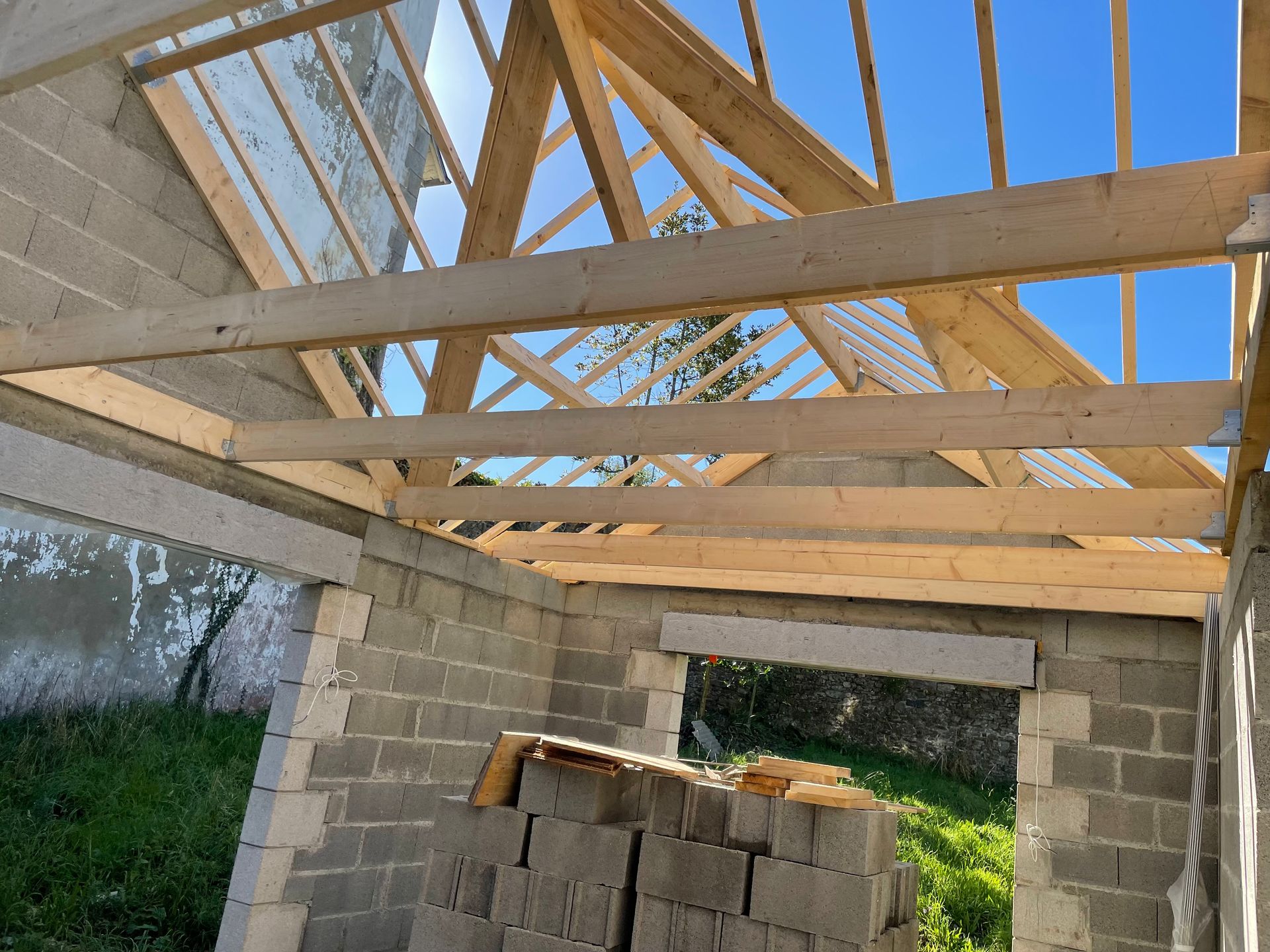 Travaux de charpenterie vu de l'intérieur