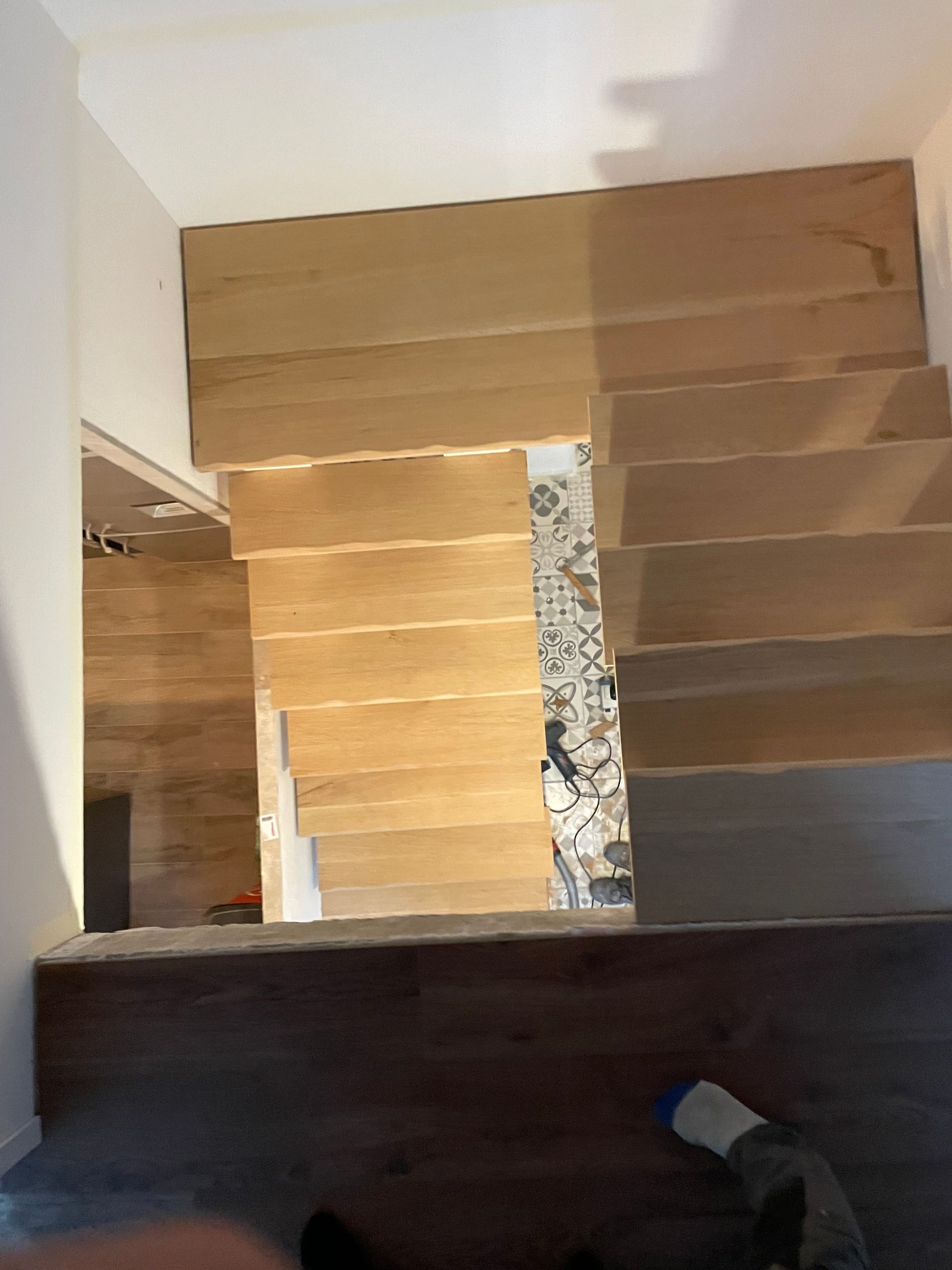 Vue plongeante sur un double escalier en bois