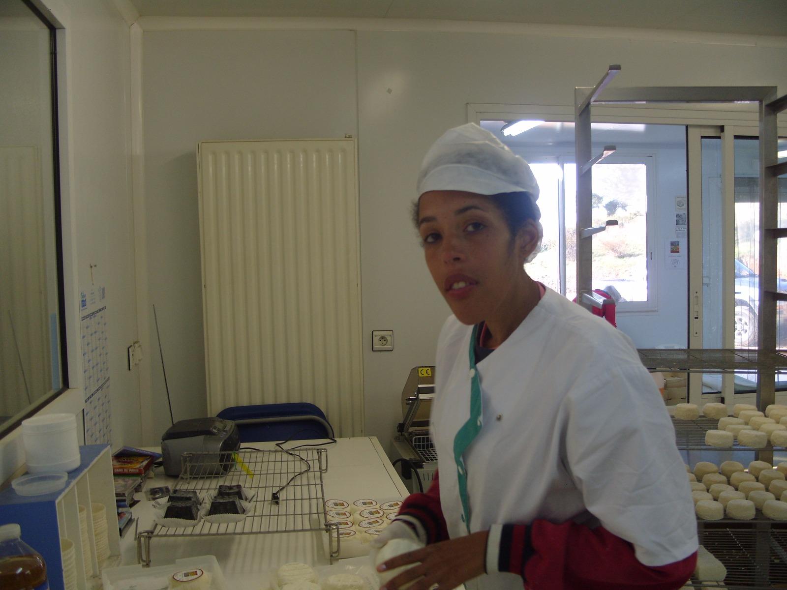Photo d'une femme en train de travailler à la fromagerie