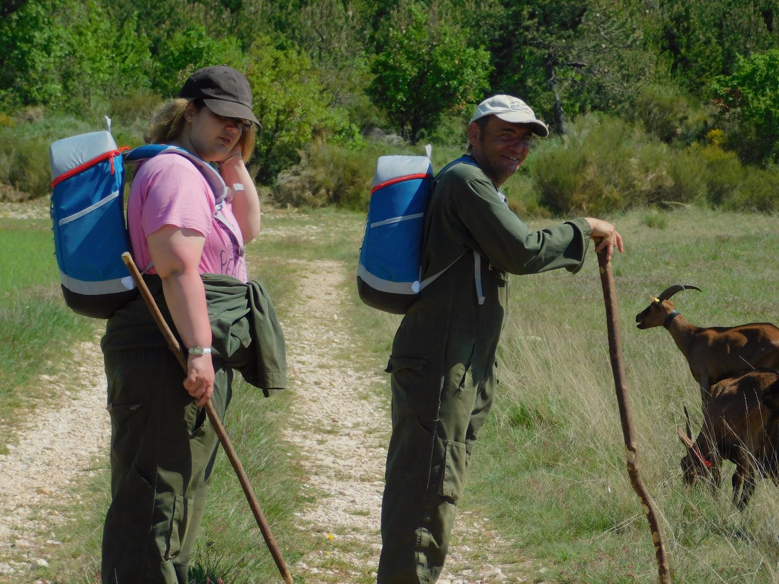Photo d'un homme et d'une femme avec des bâtons de marche
