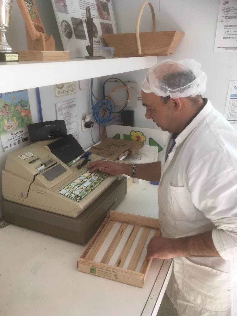 Photo d'un homme en train de taper sur une machine