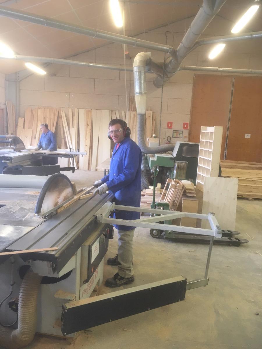 Photo d'un homme en train de découper du bois