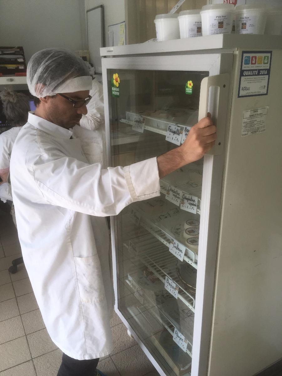 Photo d'un homme devant un réfrigérateur