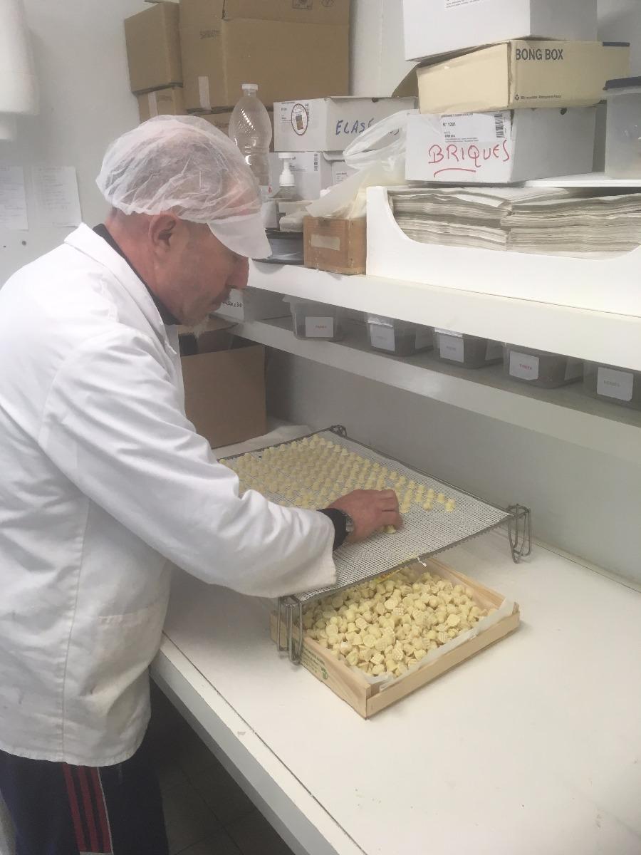 Photo d'un homme portant une blouse blanche et une charlotte