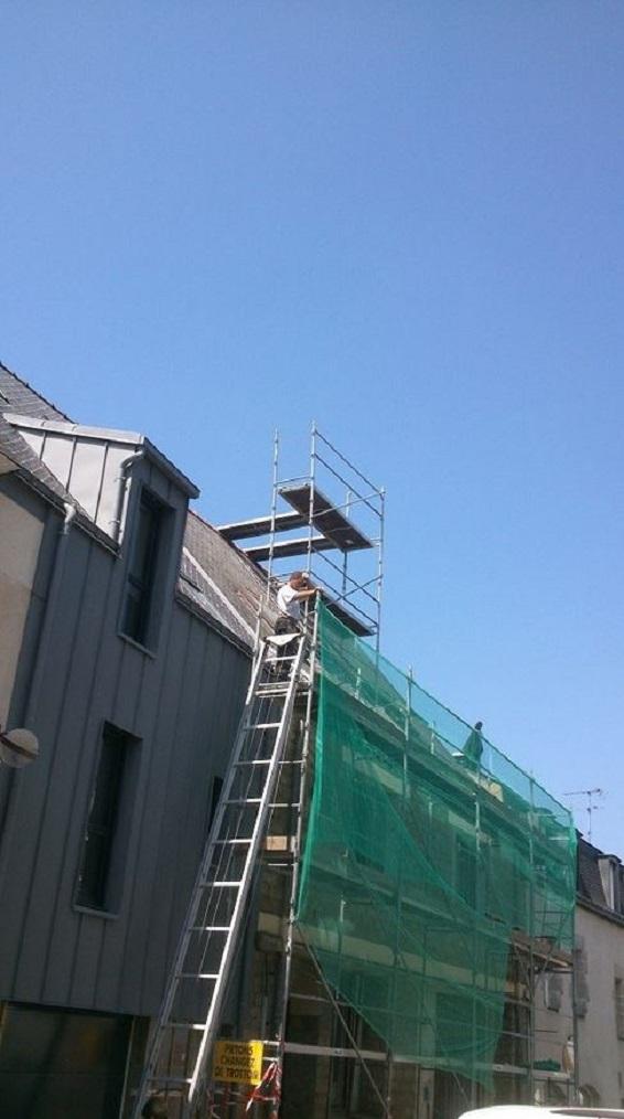 Toiture en travaux avec échaffaudage