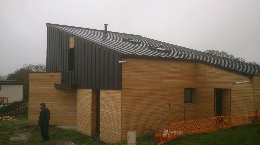 Bâtiment en bois avec une couverture en zinc