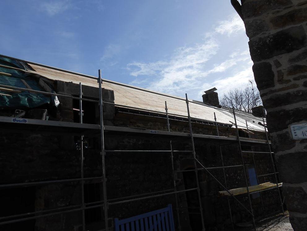 Travaux de toiture avec un échaffaudage