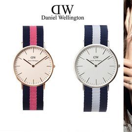 Una mujer lleva un par de relojes Daniel Wellington.