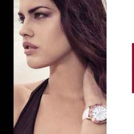 Un primer plano de una mujer que lleva un reloj en su muñeca.